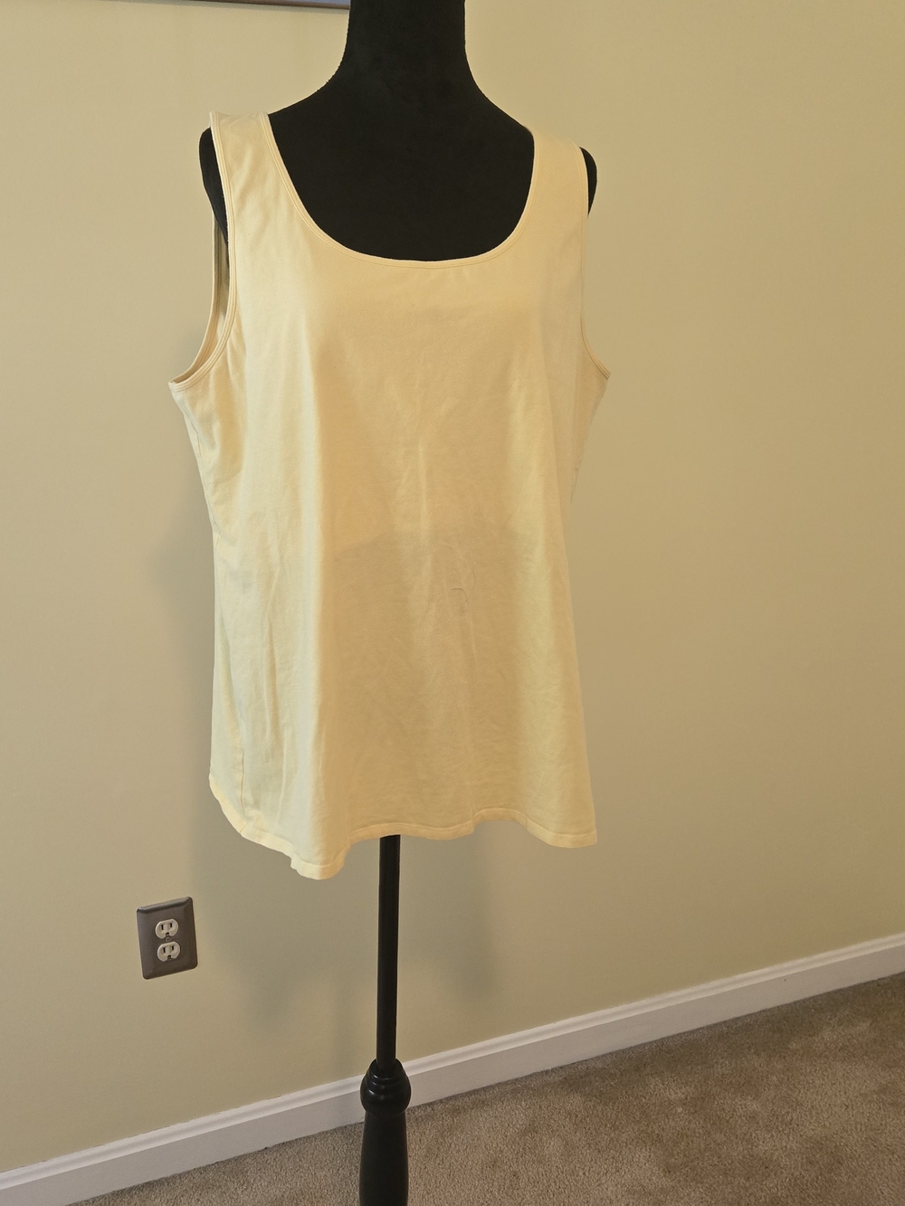 Duluth Trading Co Light Yellow Scoop Neck Tank Top With Shelf Bra